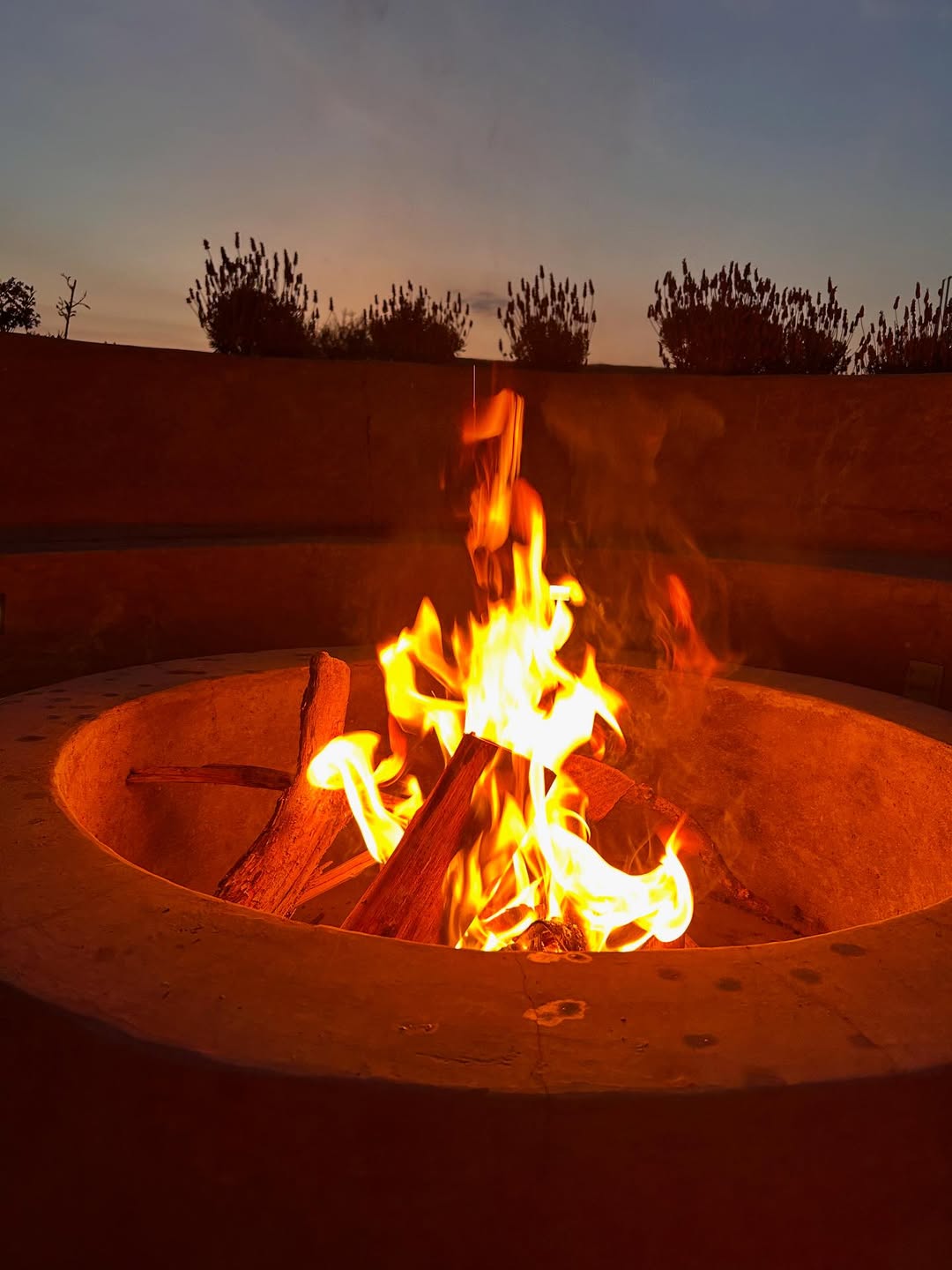 Área de fogata encendida de noche